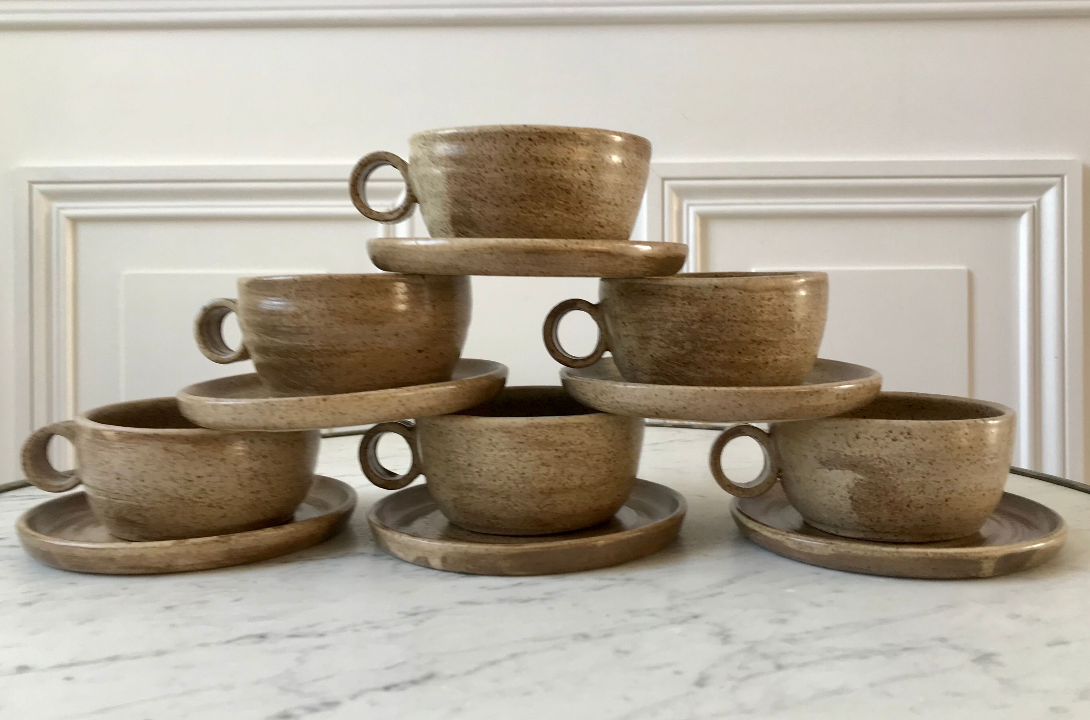 Lot de 6 tasses en grès design et ses soucoupes années 60 signées fait-main