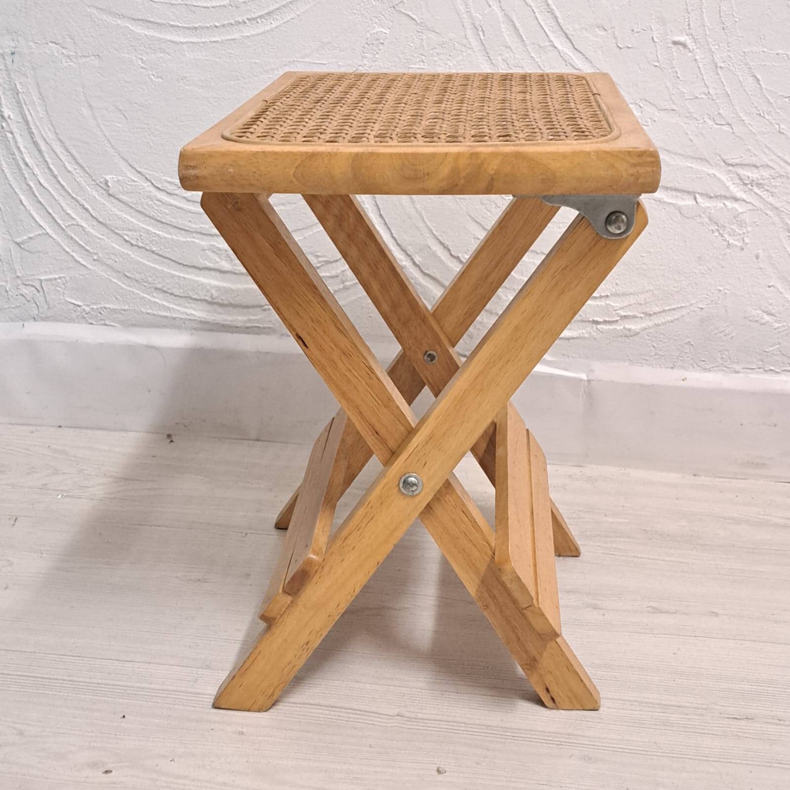 Cinq tabourets viennois vintage en paille