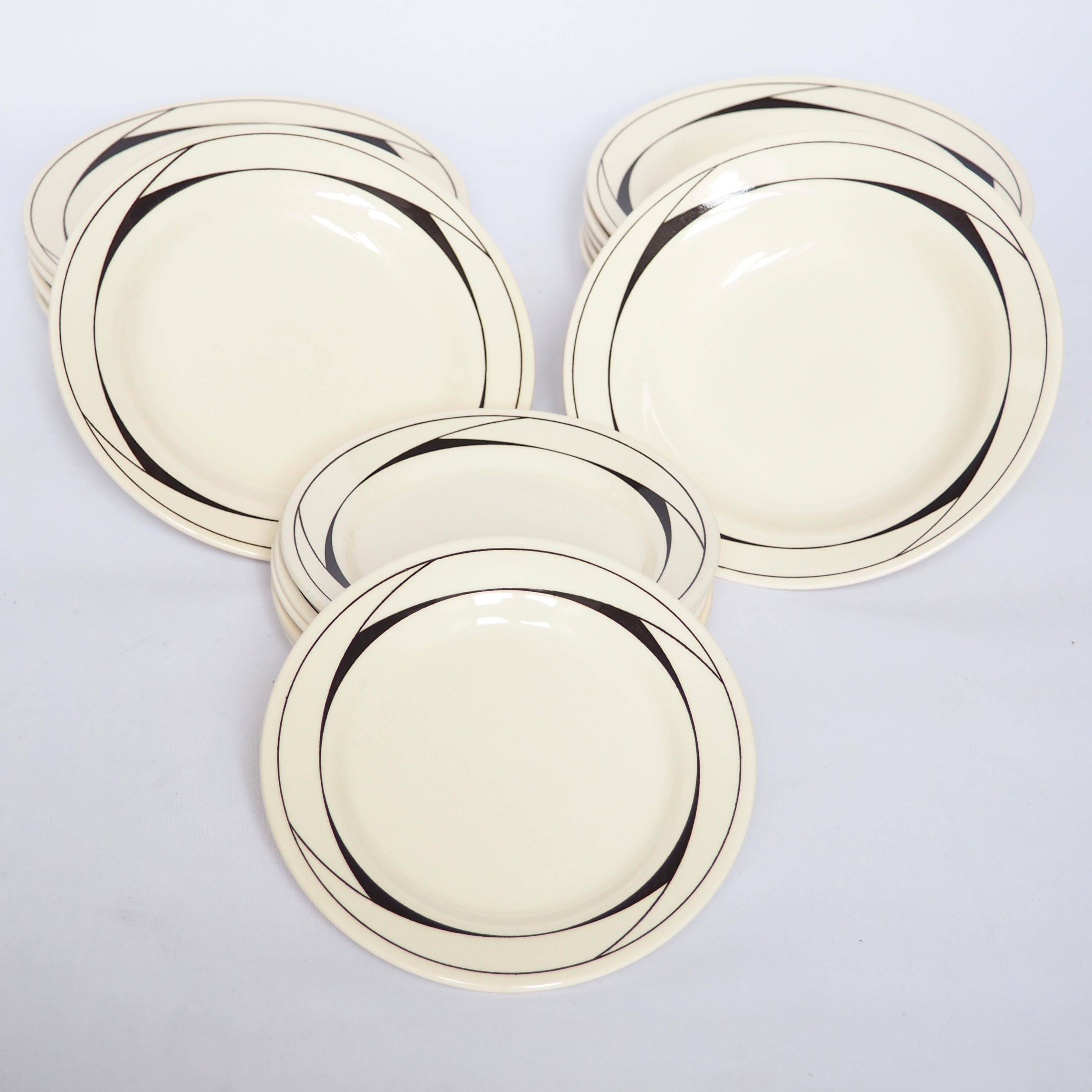 Lot 18 assiettes plates, creuses et dessert 1980