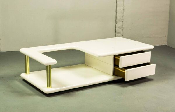 Table basse blanche brillante de forme libre, design italien, avec touches de laiton, années 70