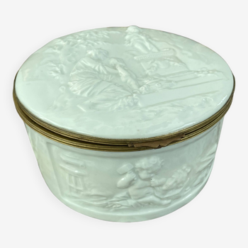 Boîte à bijoux, grande, Capodimonte, porcelaine blanche, cerclage laiton, décor putti, XIXème Italie