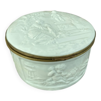 Boîte à bijoux, grande, Capodimonte, porcelaine blanche, cerclage laiton, décor putti, XIXème Italie