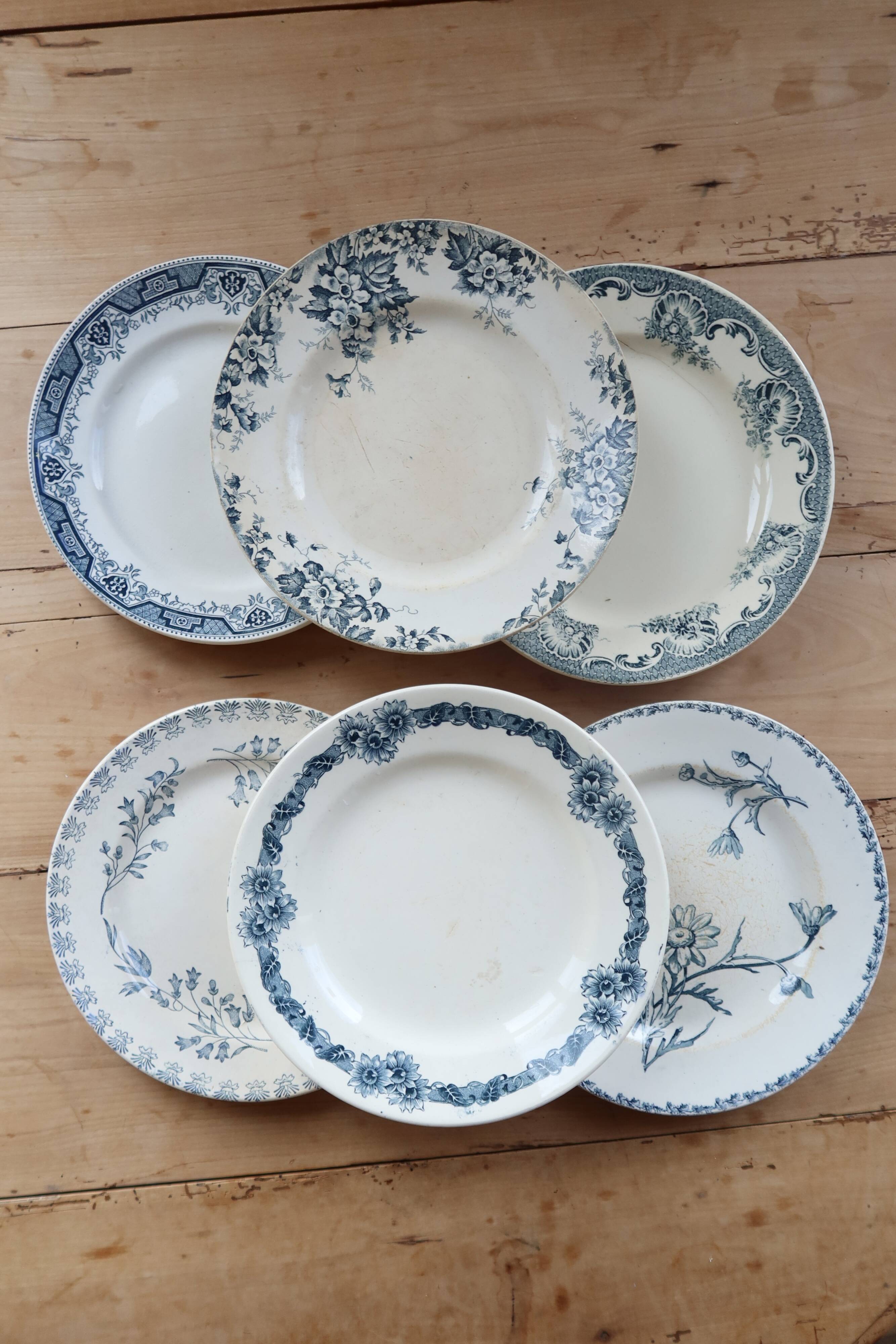 Mismatched vintage flat plates in ironstone - Blue decor