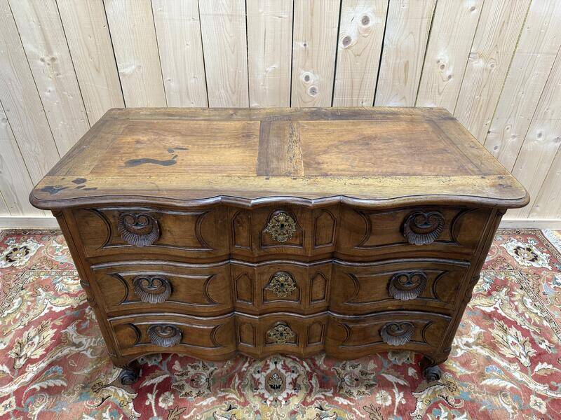 Commode époque Louis XV en noyer massif à poignée coquilles sculptées
