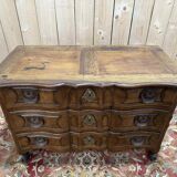 Commode époque Louis XV en noyer massif à poignée coquilles sculptées