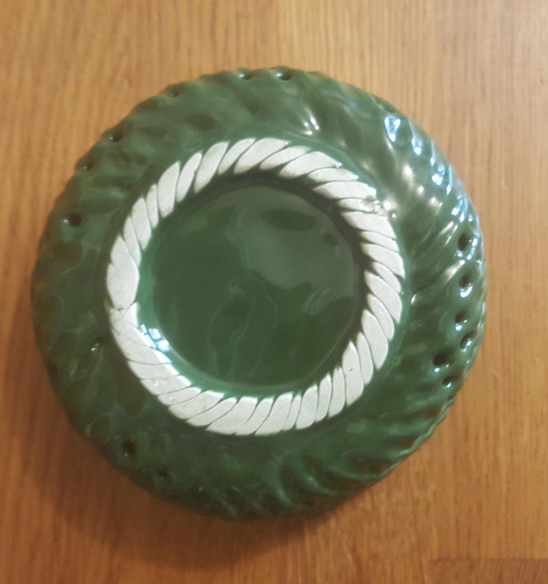 Vintage pocket empty cup in green braided ceramic basket style