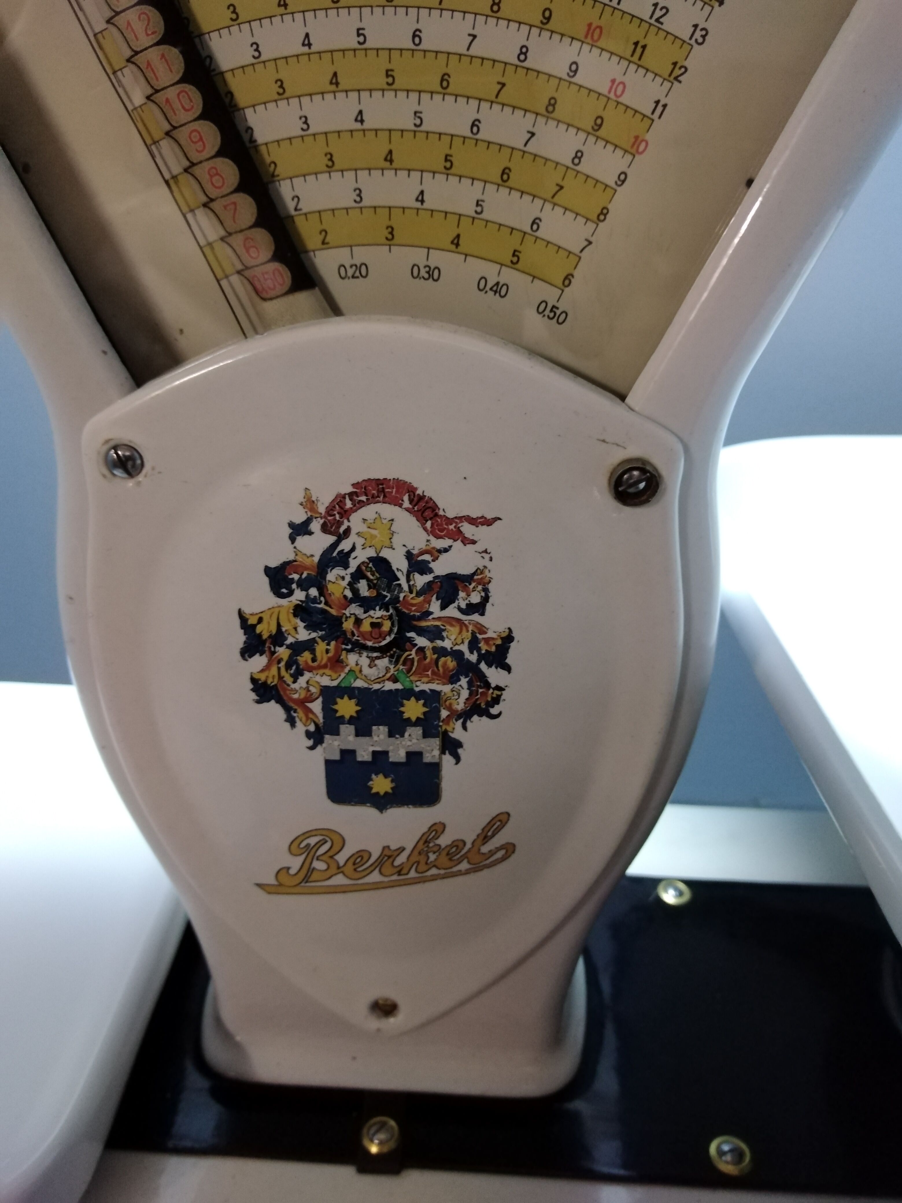 old BERKEL scale in enamelled cast iron from 1945