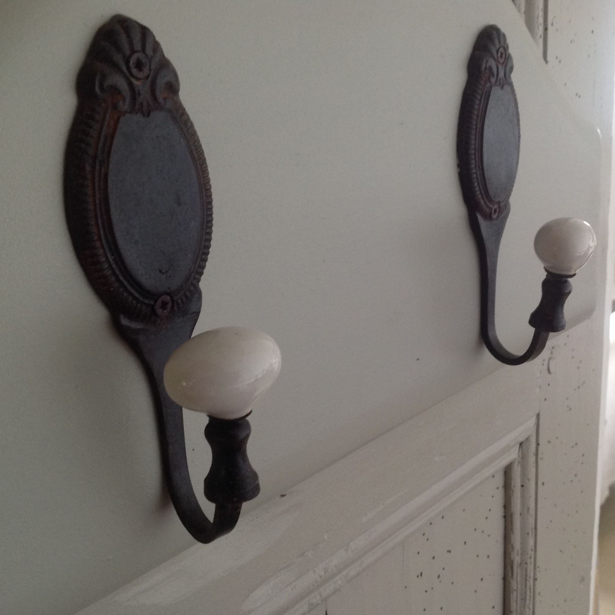 Wall coats door