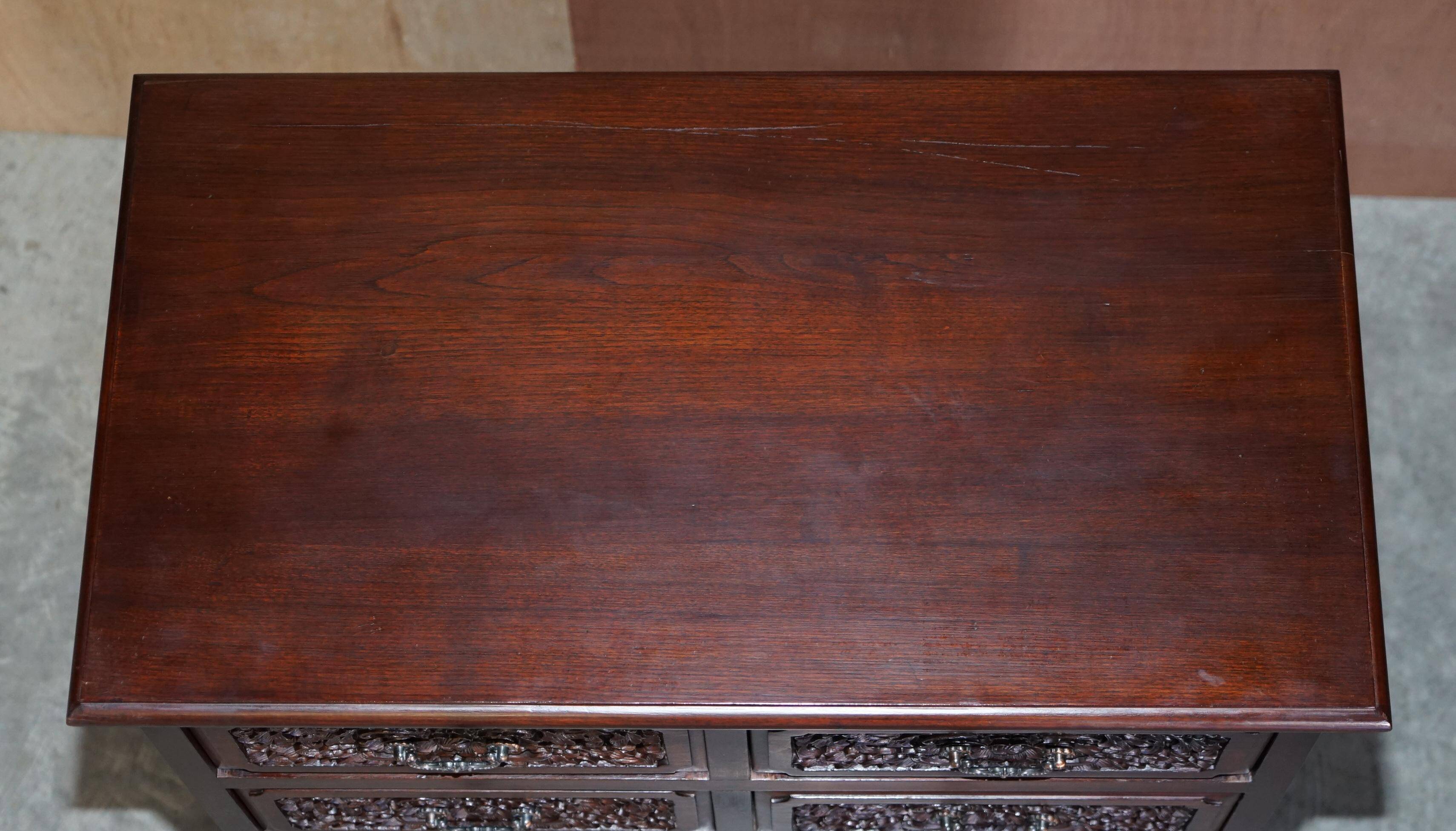 Paire de commodes vintage en bois dur sculpté