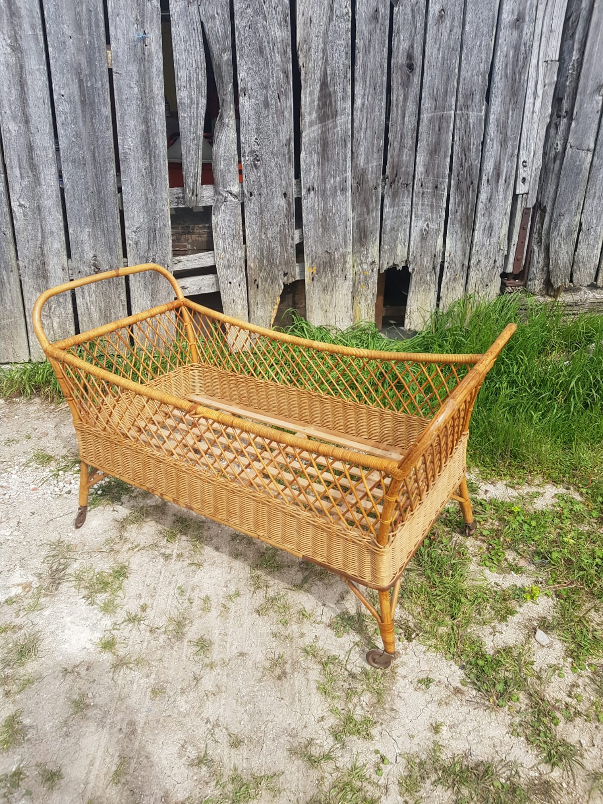 Former cradle bed baby rotin curved on vintage 60s roulettes