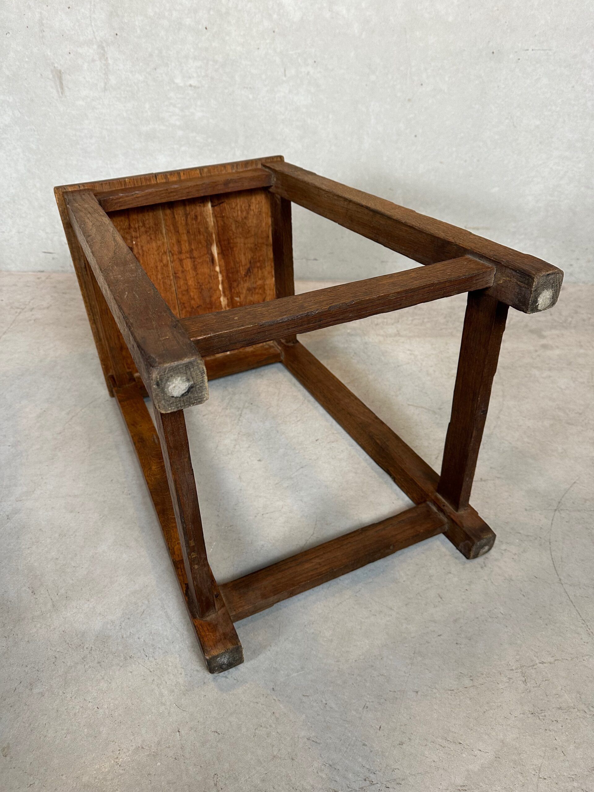 Brutalist side or plant table – oak