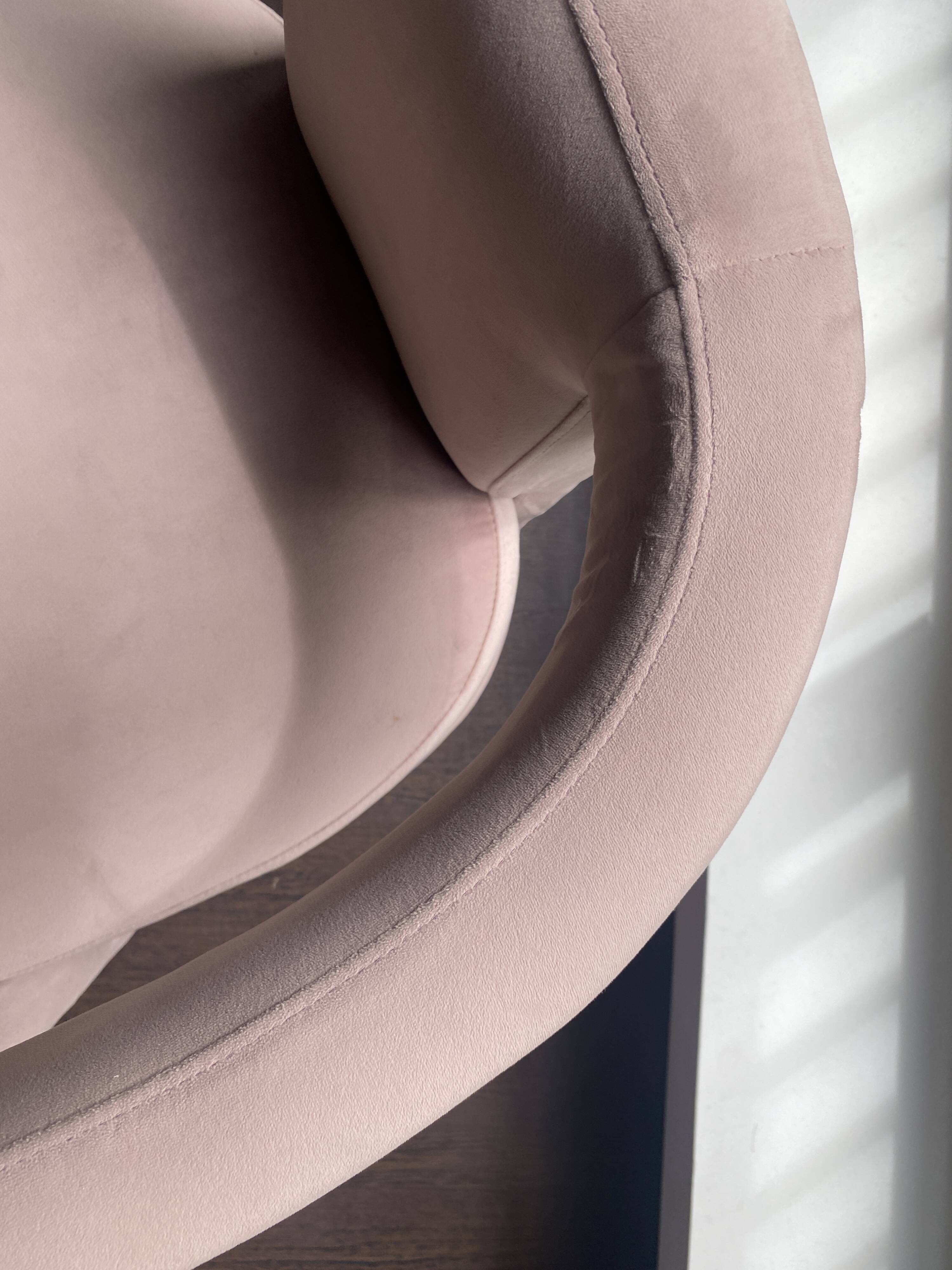 Fauteuil rose poudré