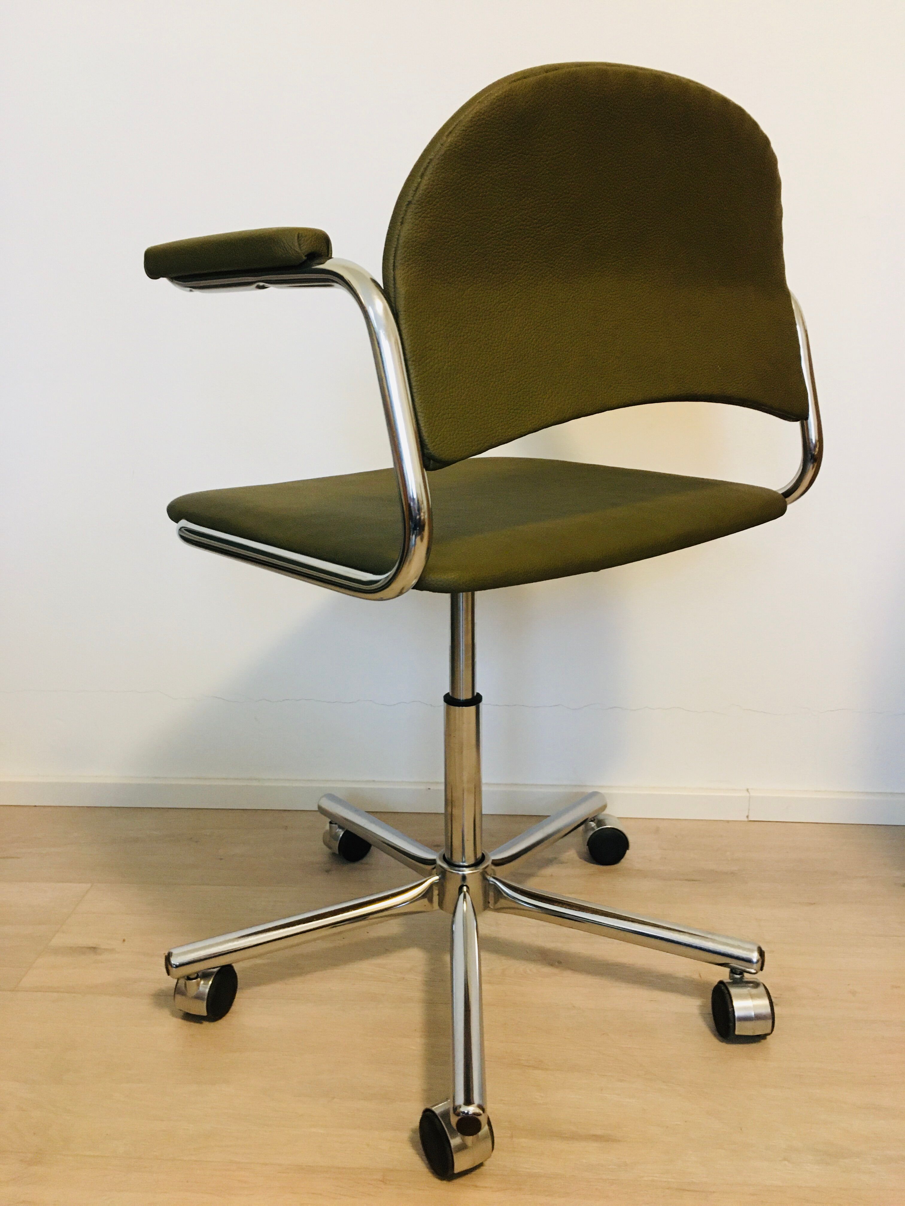 Fauteuil de bureau Olive K-380 entièrement restauré fabriqué par Kovona