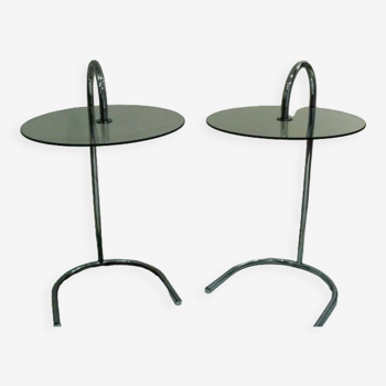 Deux tables de chevet en verre et metal