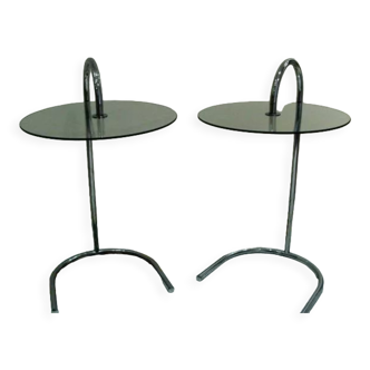 Deux tables de chevet en verre et metal