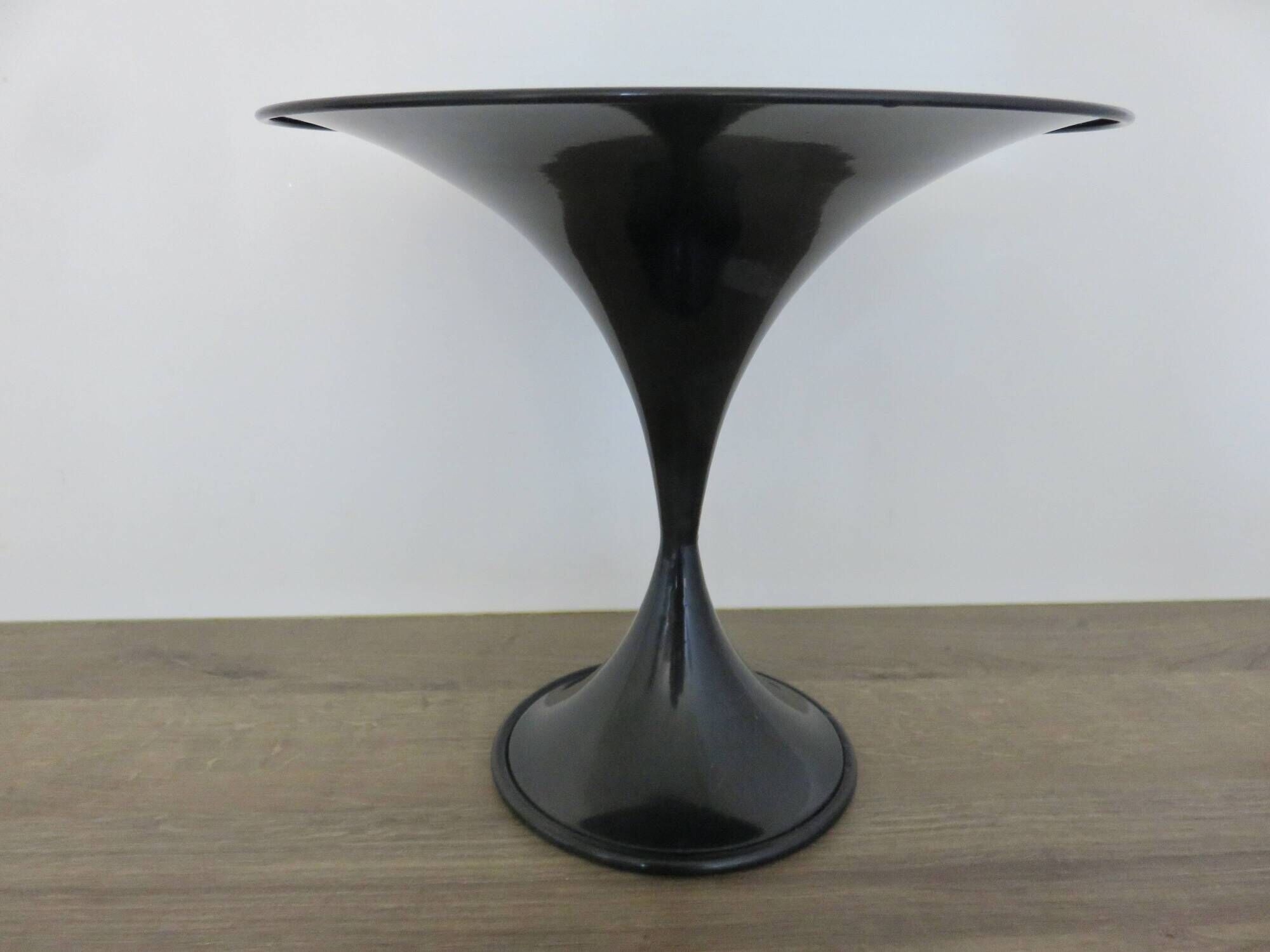 "Diabolo" fruit bowl with tulip base, made of metal, 1970s 80s.