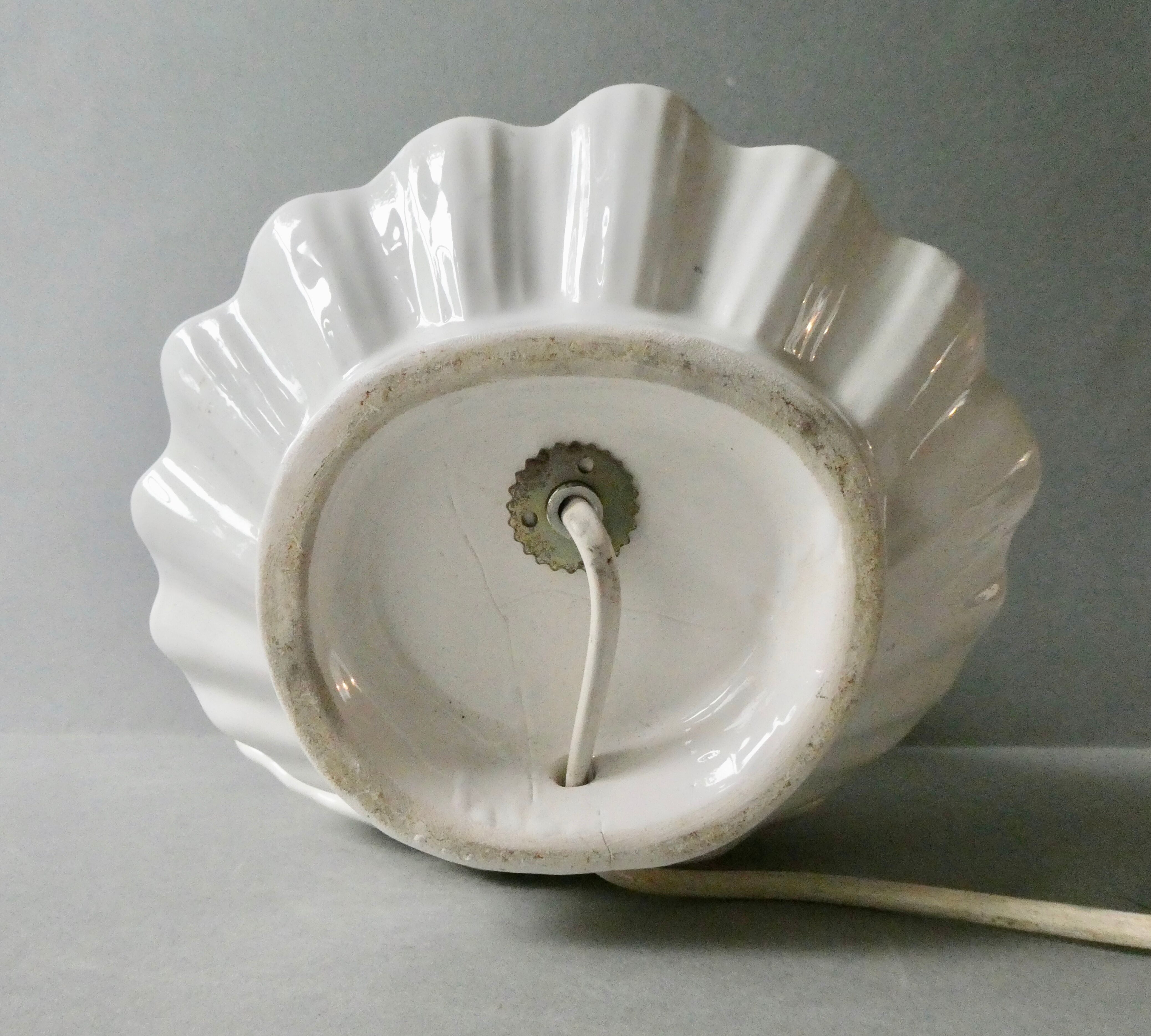 Shell lamp in white ceramic and opaline, 80s
