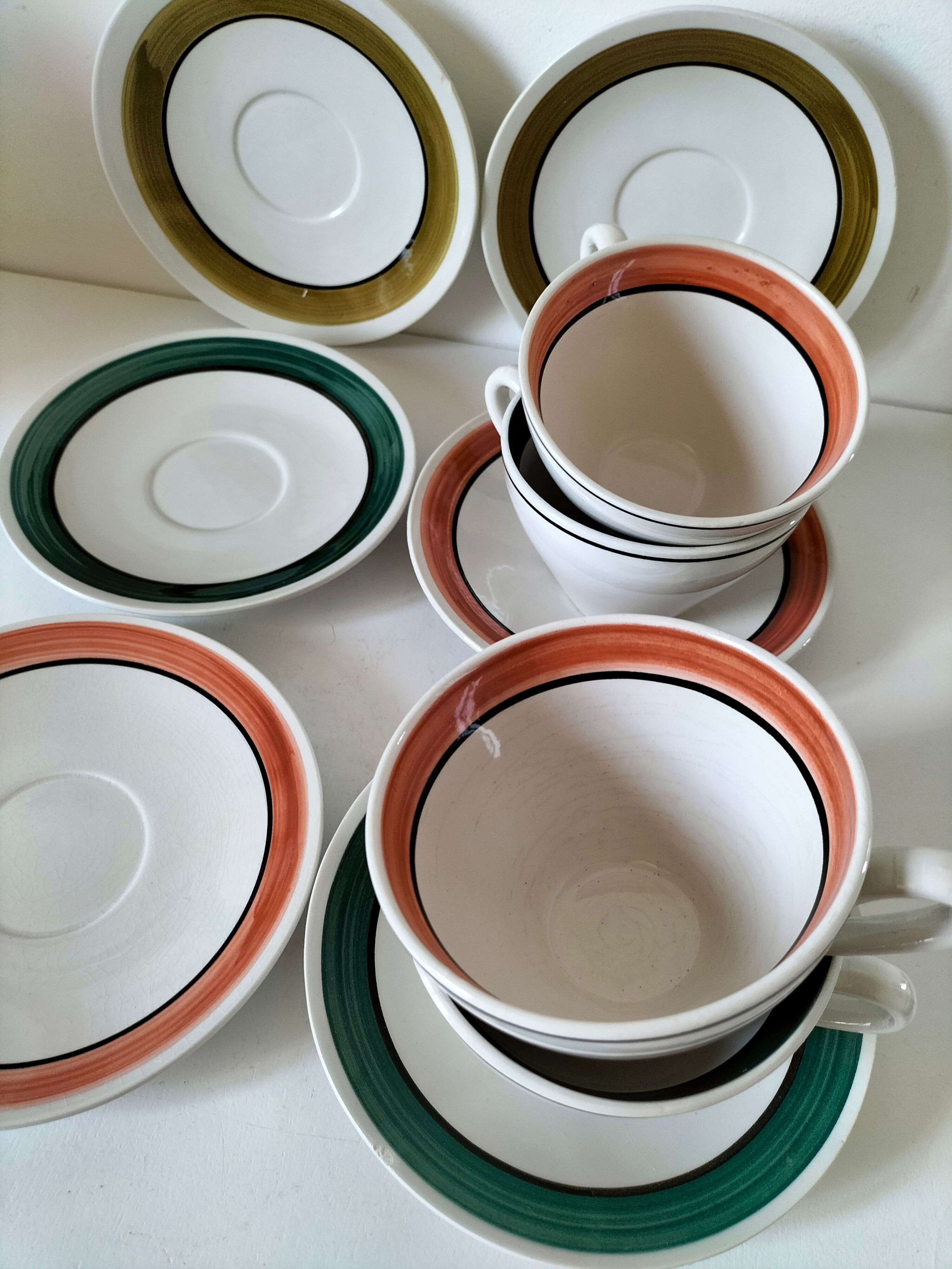 Ensemble de 4 grandes tasses vintage et 6 sous-tasses graphiques