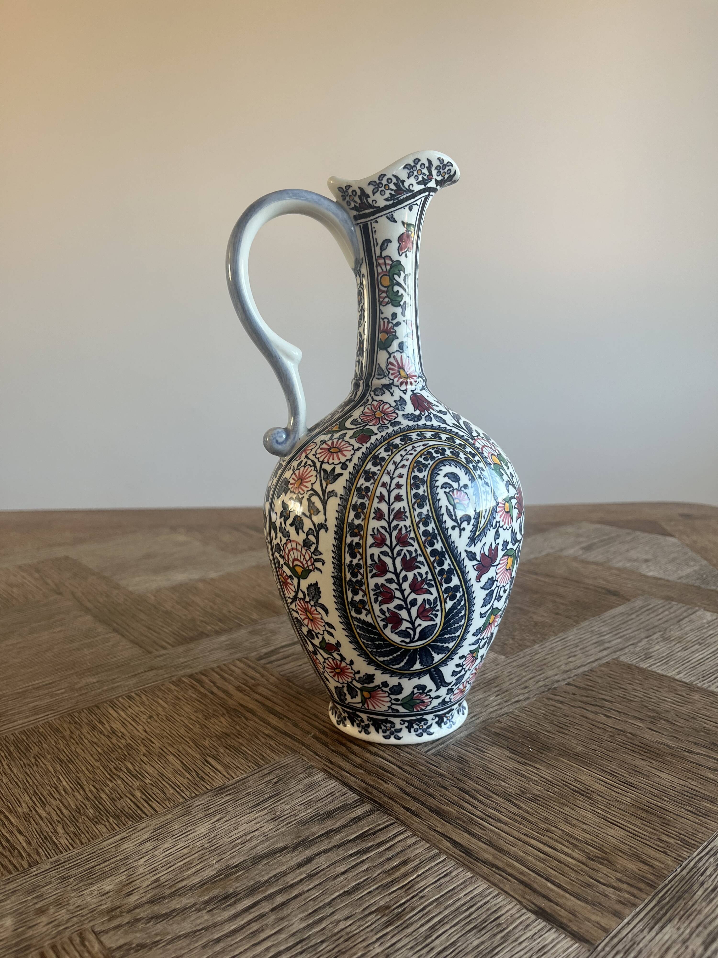 25 cm ewer in Gien earthenware with Kashmir decoration.