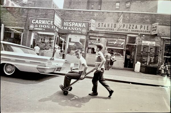 Little Italy – NYC 1964 Une scène de rue vivante et spontanée.