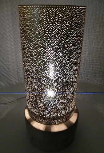 Lampadaire colonne industriel en métal perforé lampe à poser effet maille