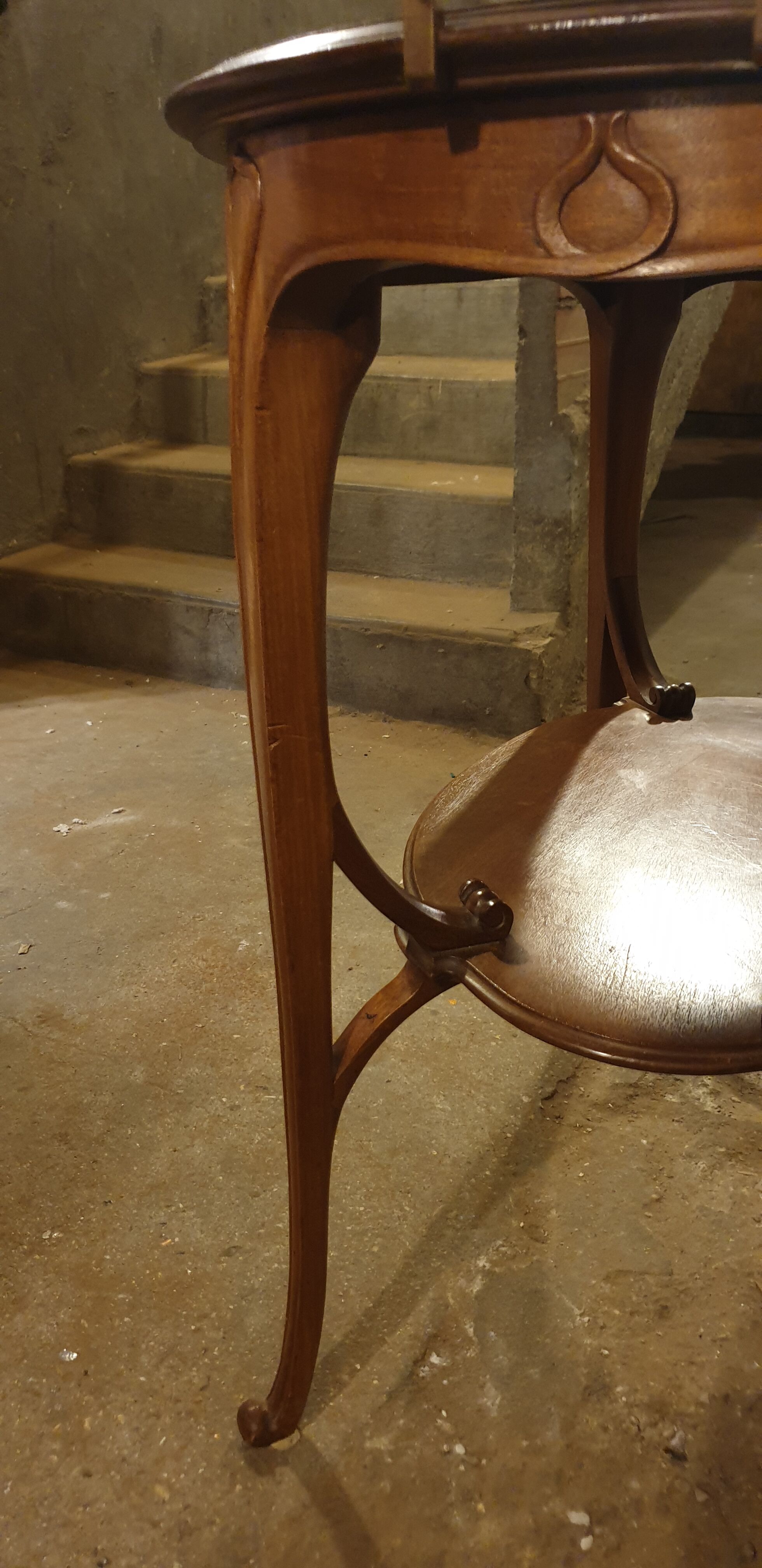 Table à thé époque art nouveau en accajou massif