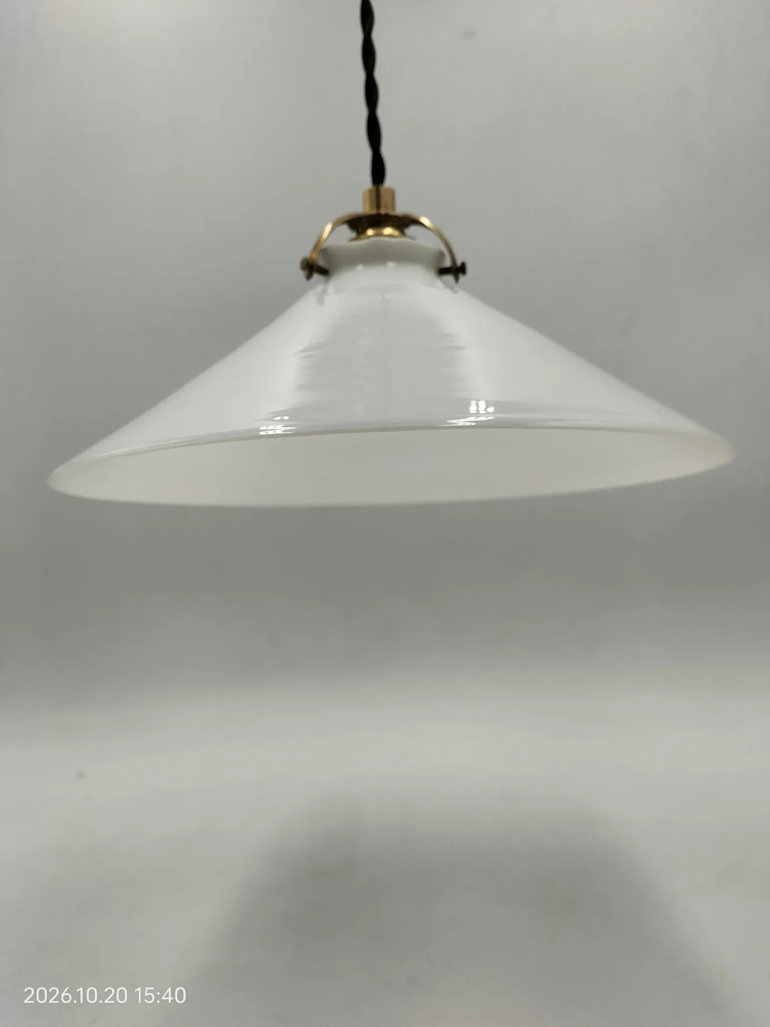Opaline cone suspension
