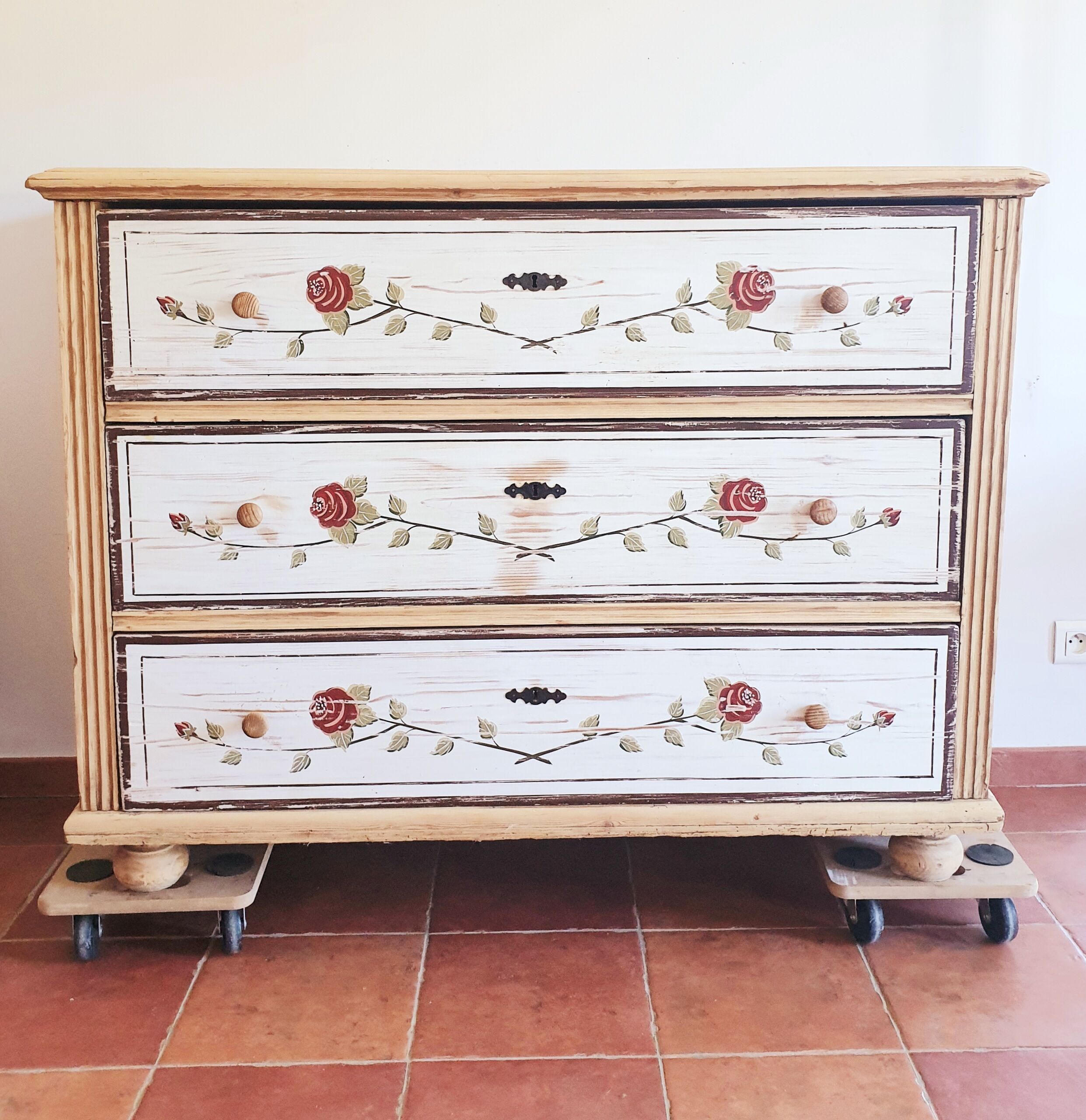 Pretty solid pine chest of drawers