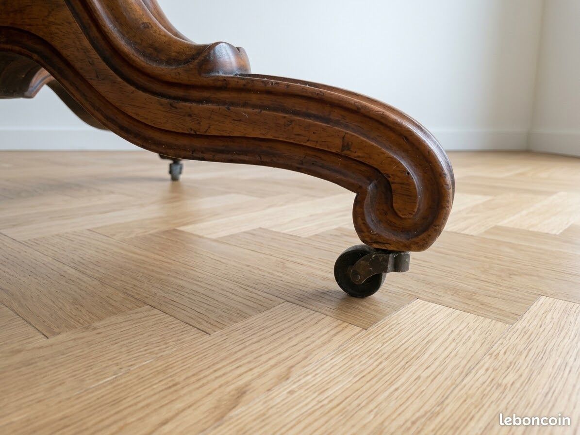 Table basse ovale en ronce de noyer style Classique