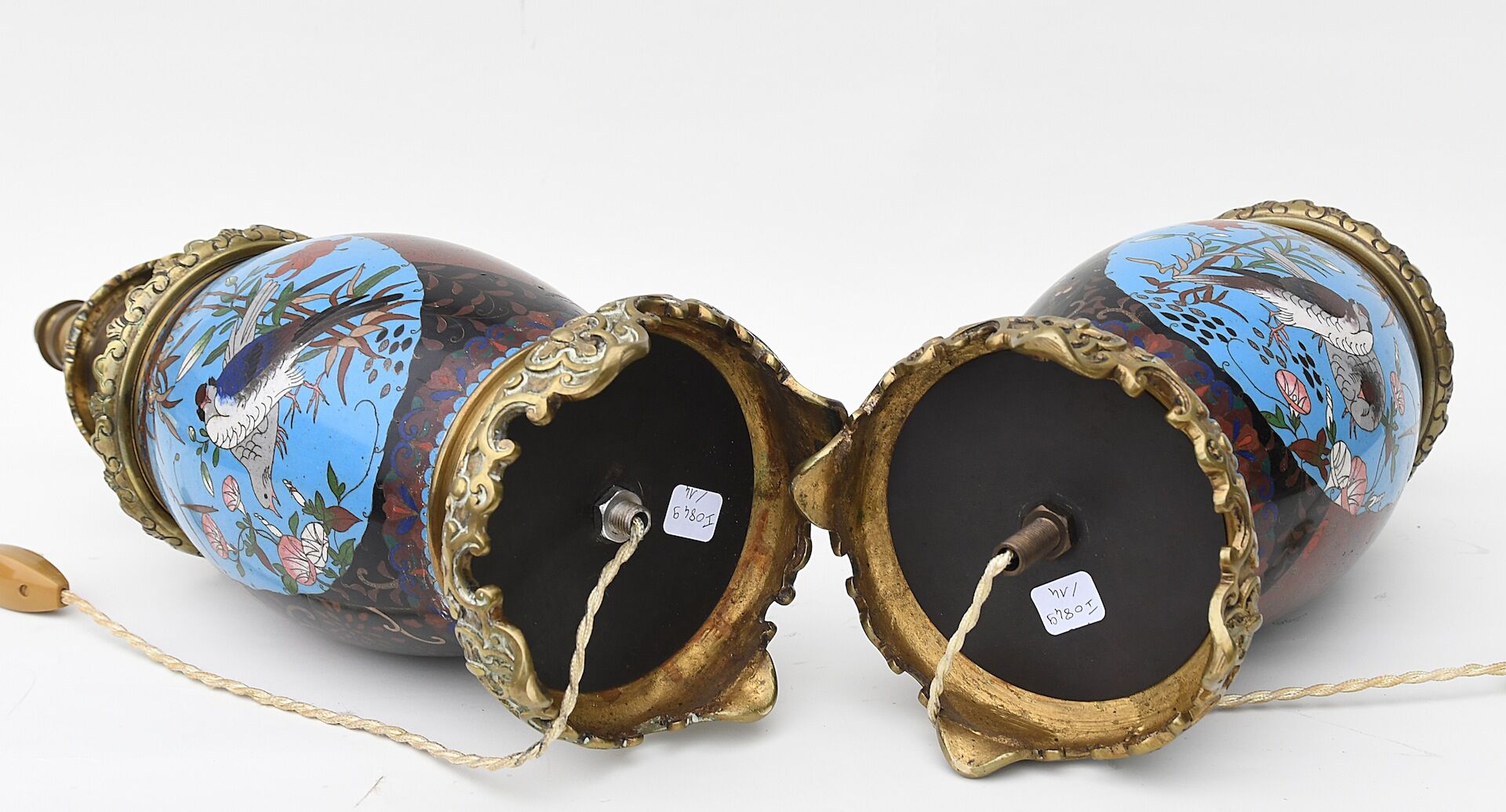 Paire de lampes en bronze et émaux cloisonnés