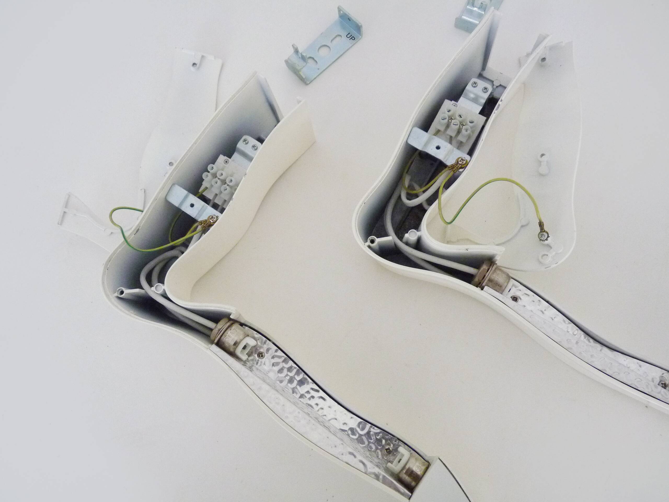 Pair of Italian wall lights Fontana Arte Yves white 2008