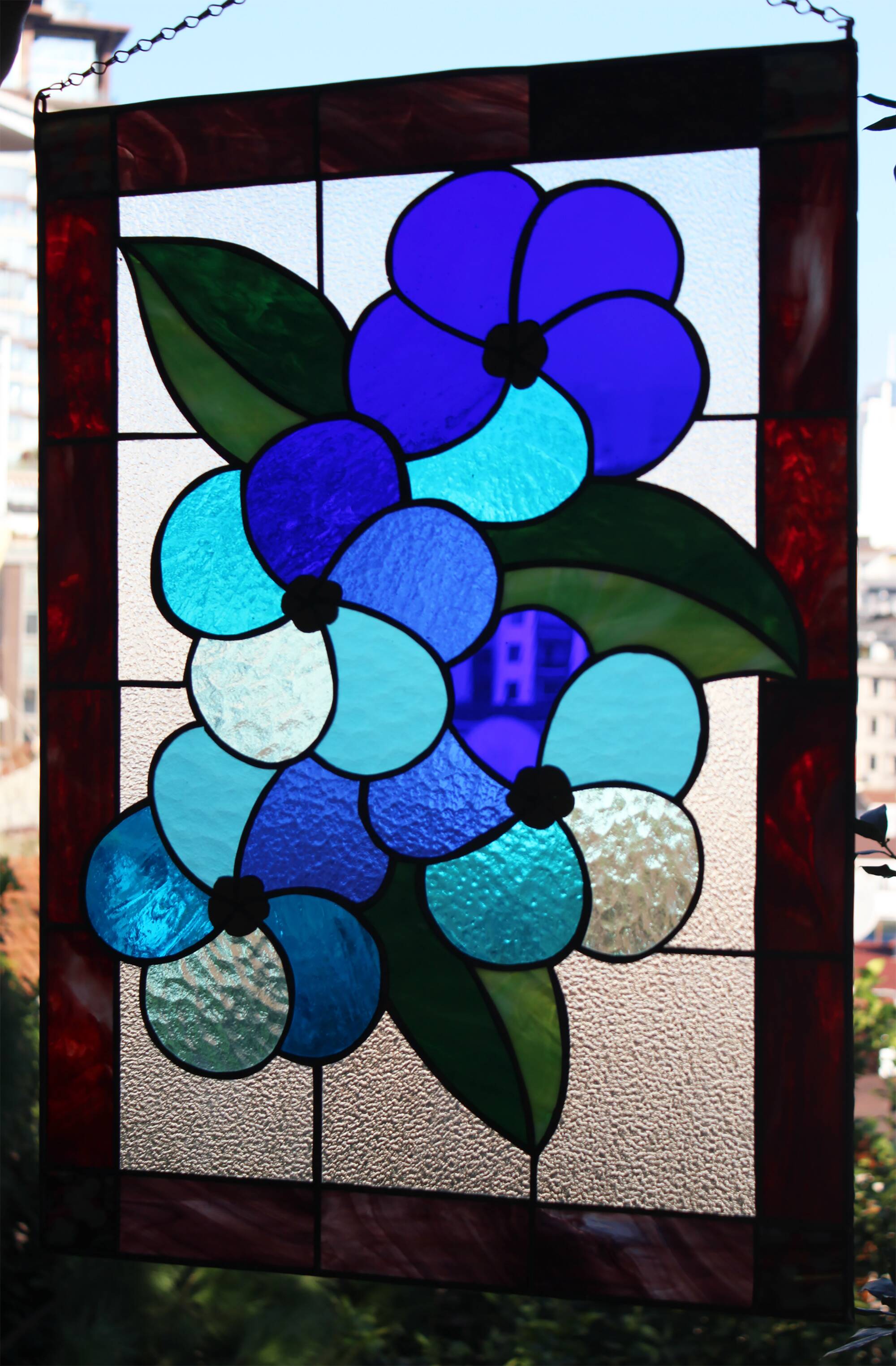 Panneau Vitrail Artisanal à Motif Floral – Verre Coloré, Technique Tiffany