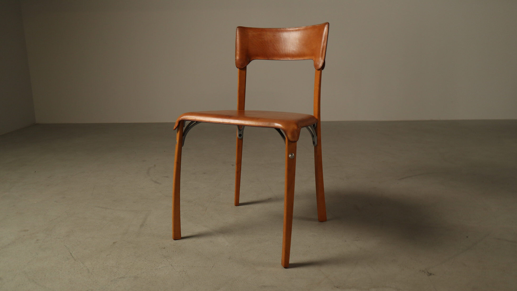 Ensemble de cinq chaises de salle à manger italiennes en cuir cognac, années 1990.