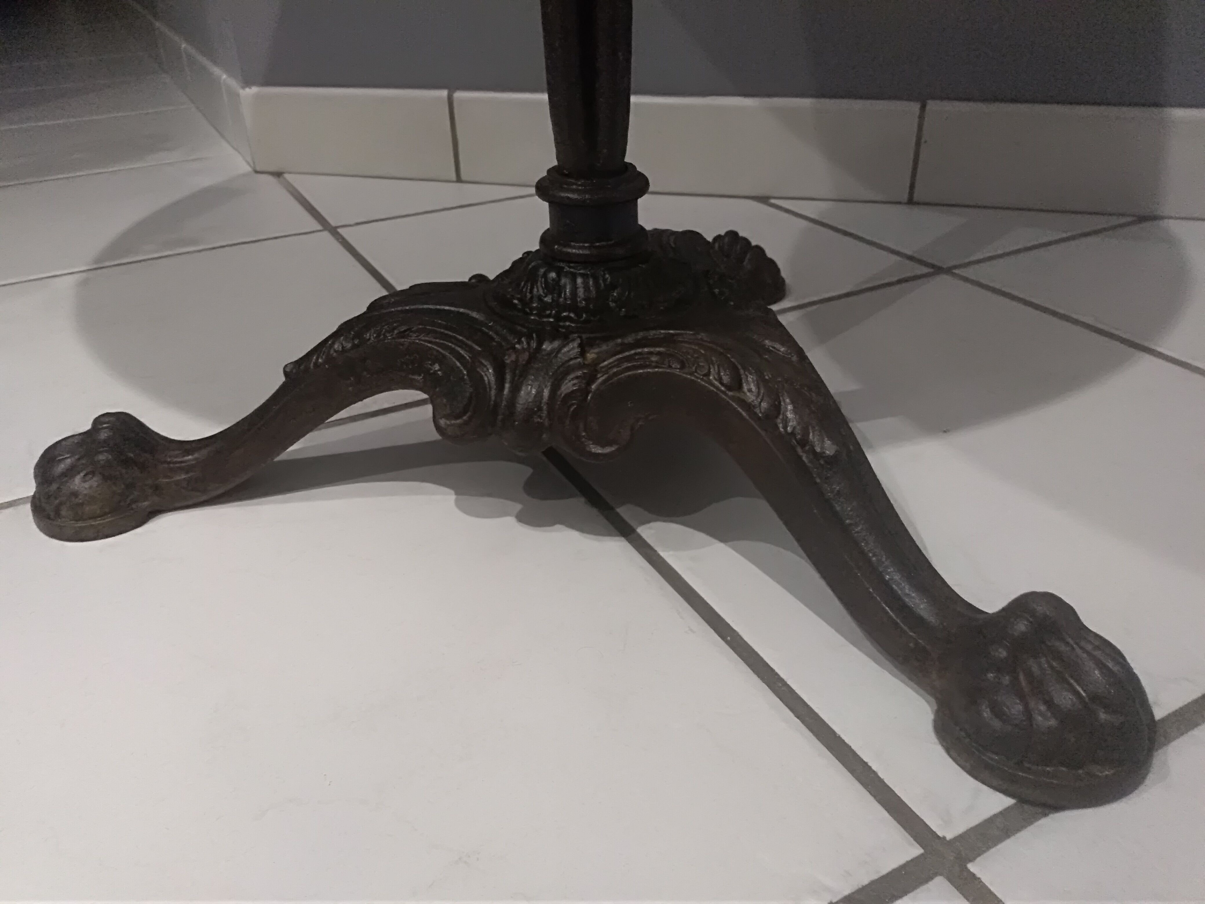 Bistrot's white marble table 1900s