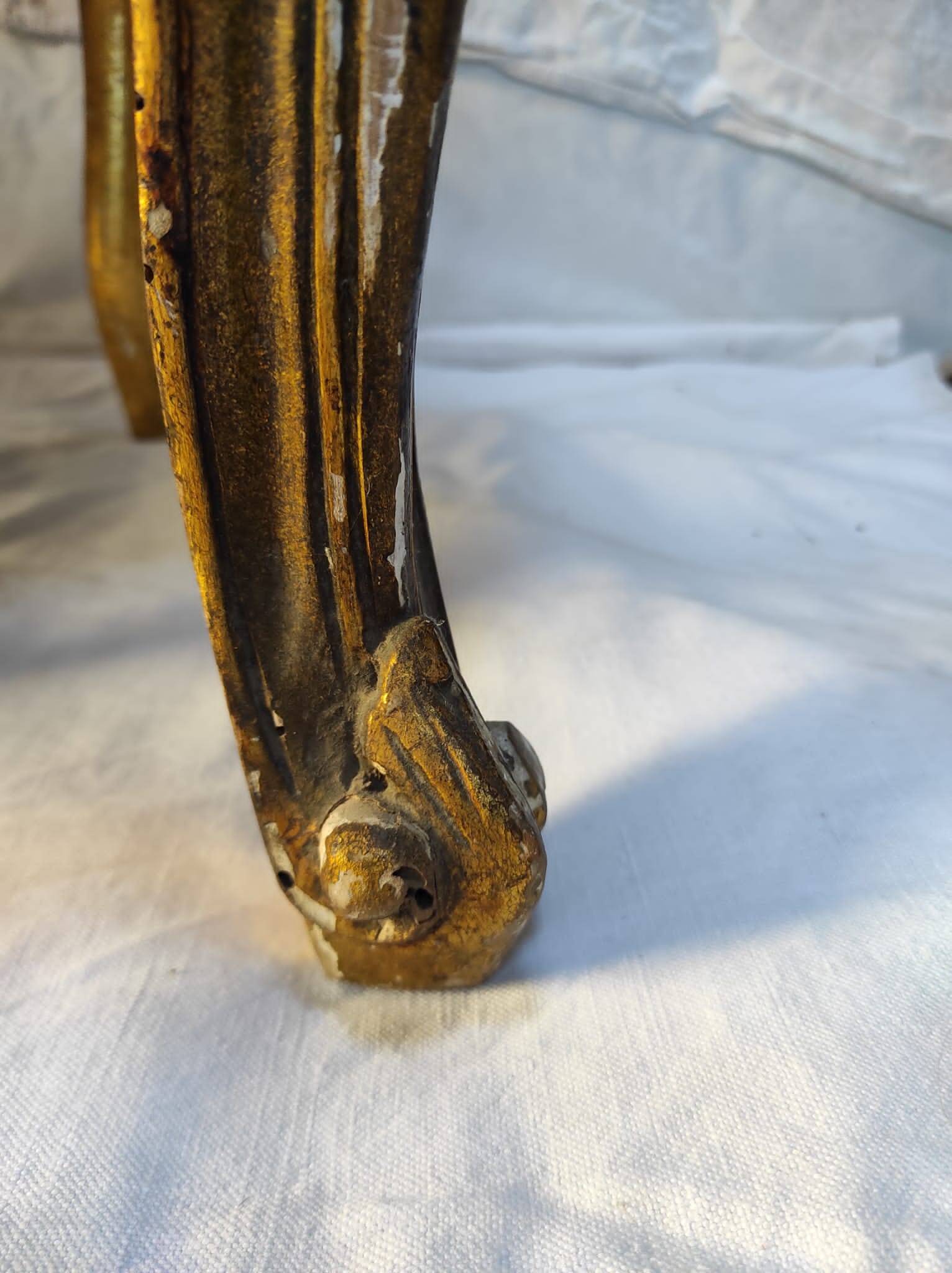 Canapé 3 places en bois sculpté, tapisserie et bois doré. Vers 1900, style Loius XV.