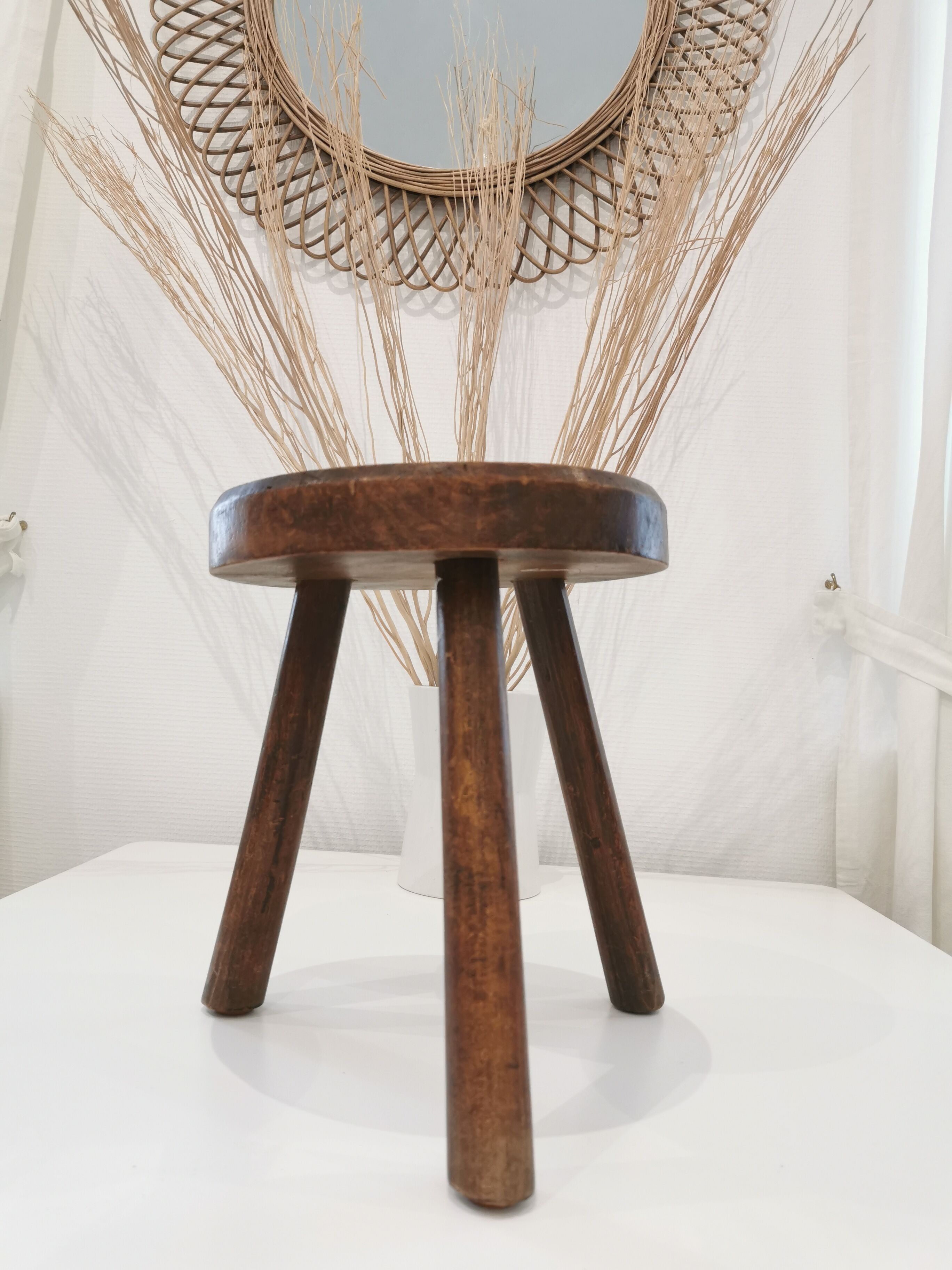 Atypical tripod stool