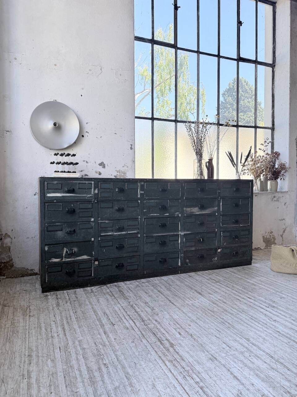 Patinated blue workshop furniture with XL drawers in oak and beech.