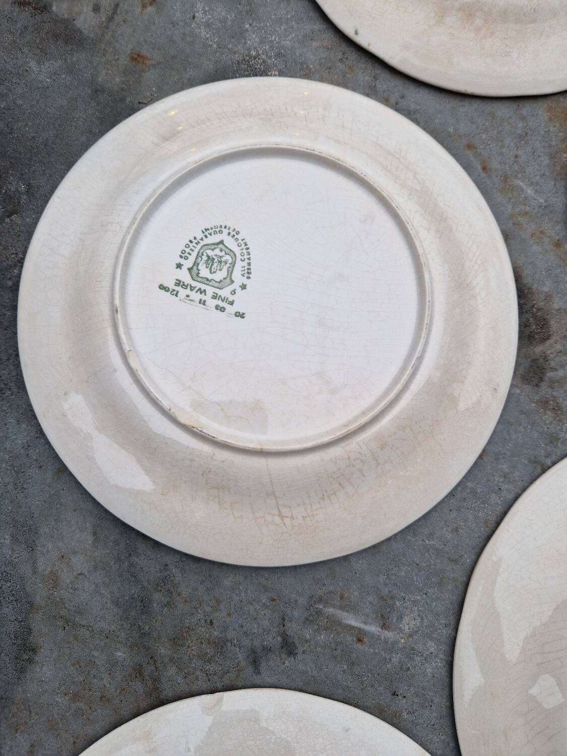 Lot of 8 flat plates in antique English earthenware, fine ware, with patterns.