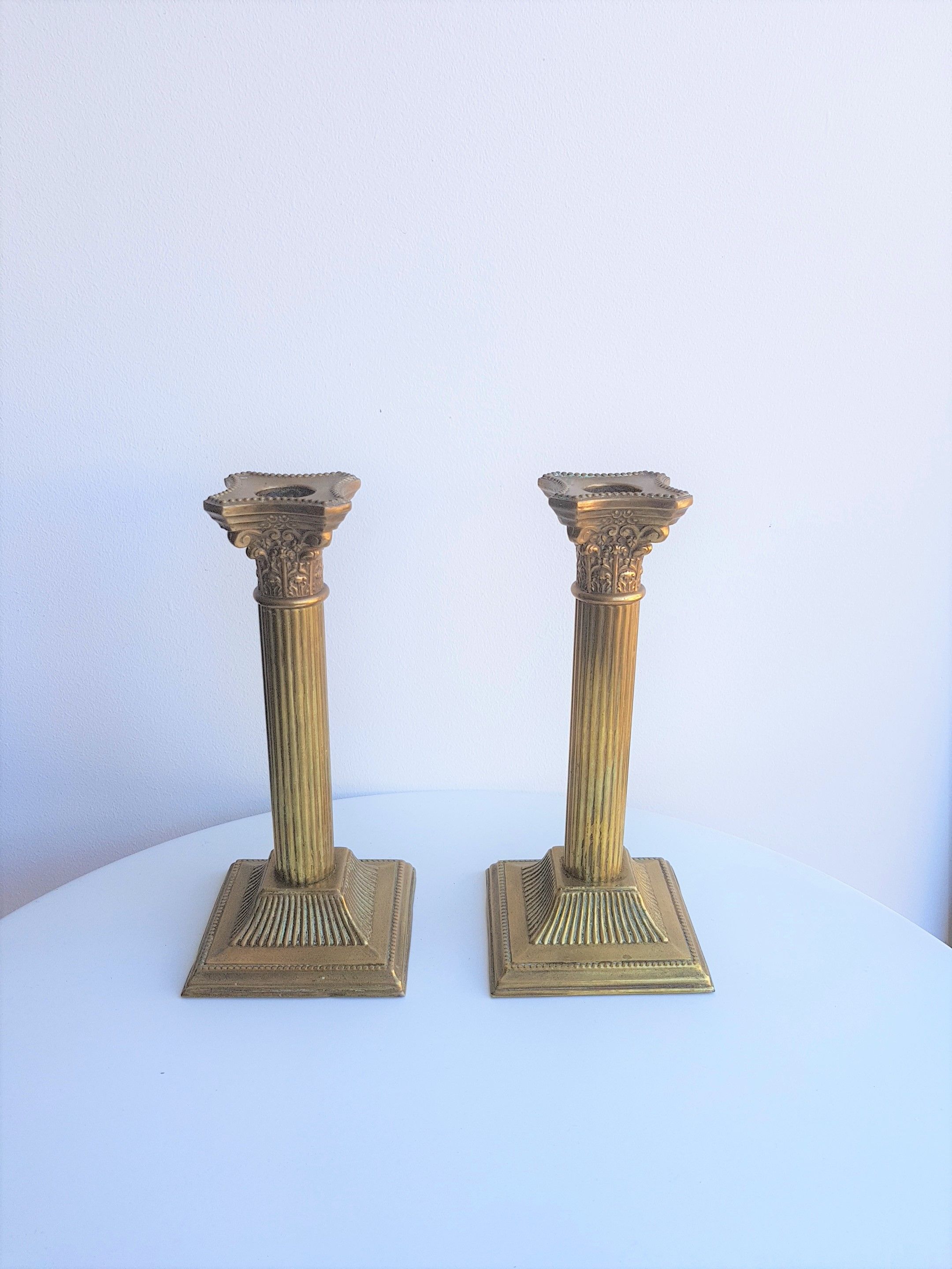 Paire de bougeoirs colonnes en laiton et bronze