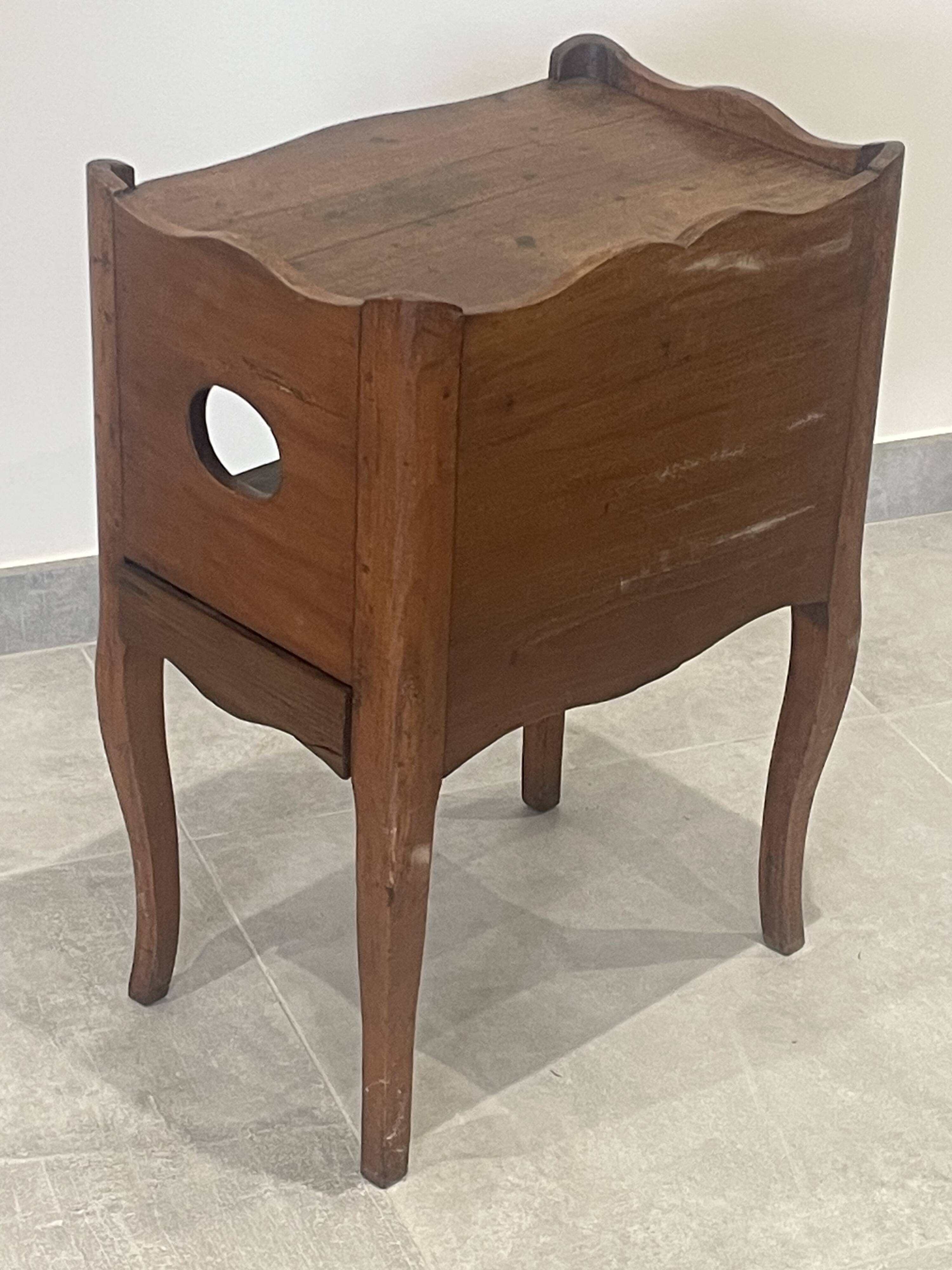 Side bedside table in natural wood with discreet side drawer