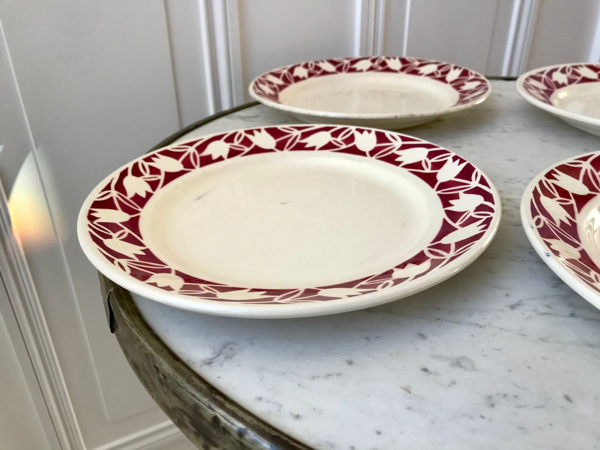 4 flat plates Badonviller tulips burgundy years 30-40