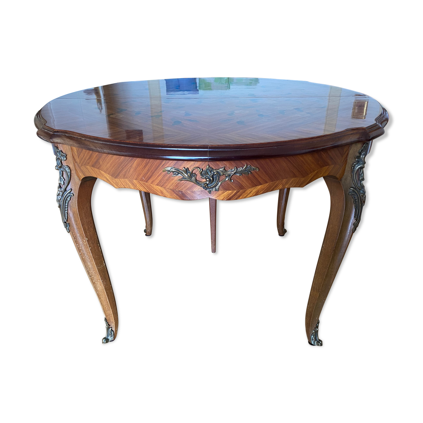 Round table décor in rosewood flower Louis XV