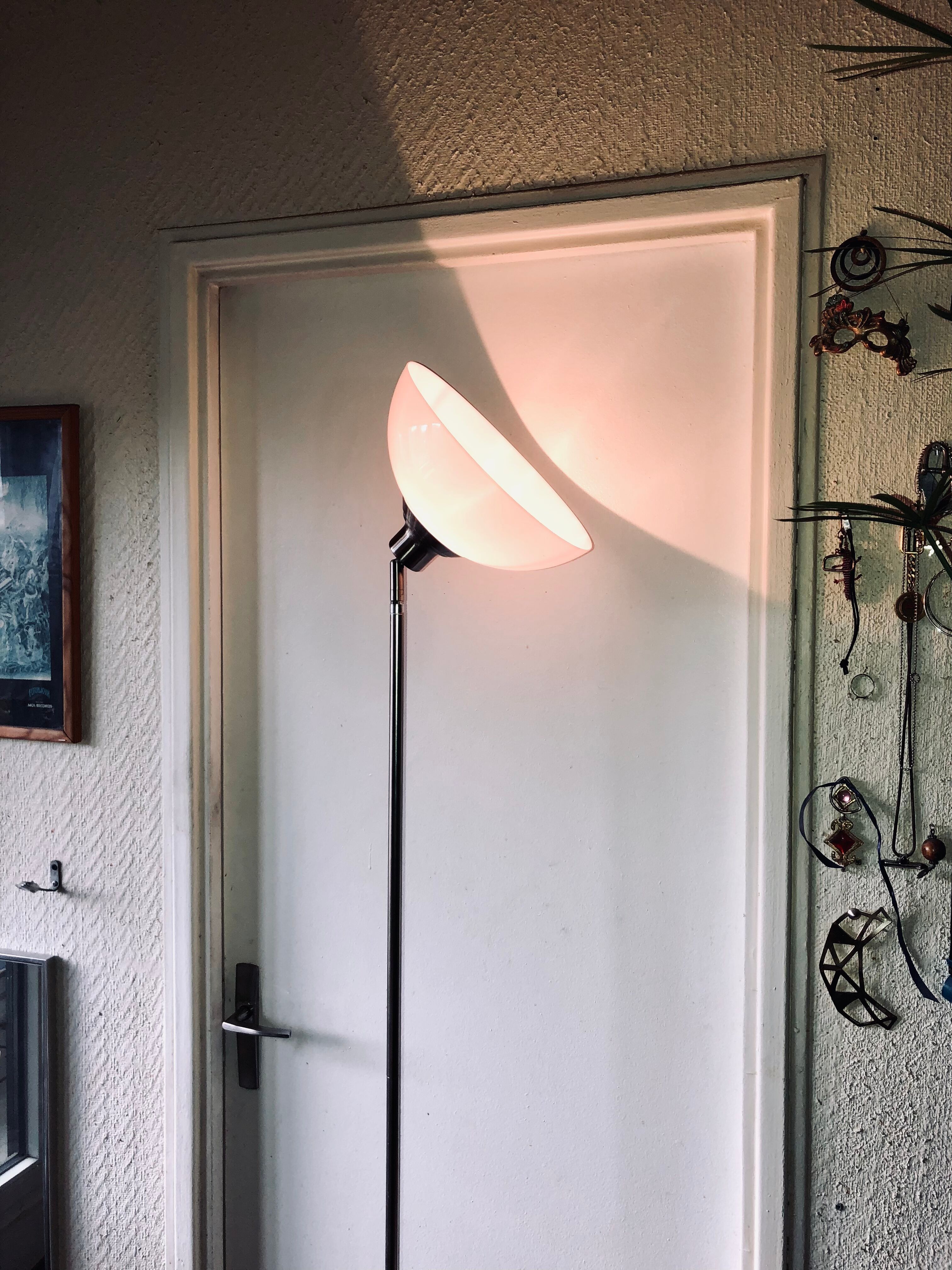 Discreet floor lamp