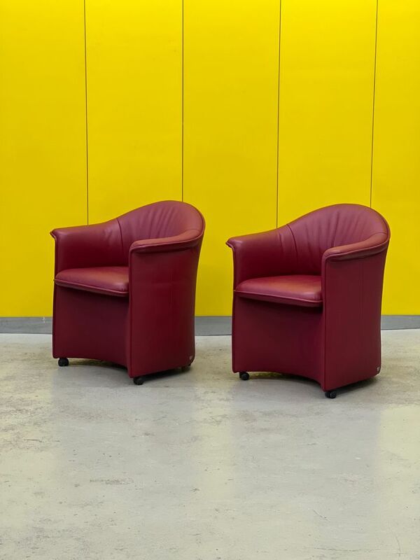 Fauteuil à roulettes en cuir rouge, maison de sede. (prix pour un)