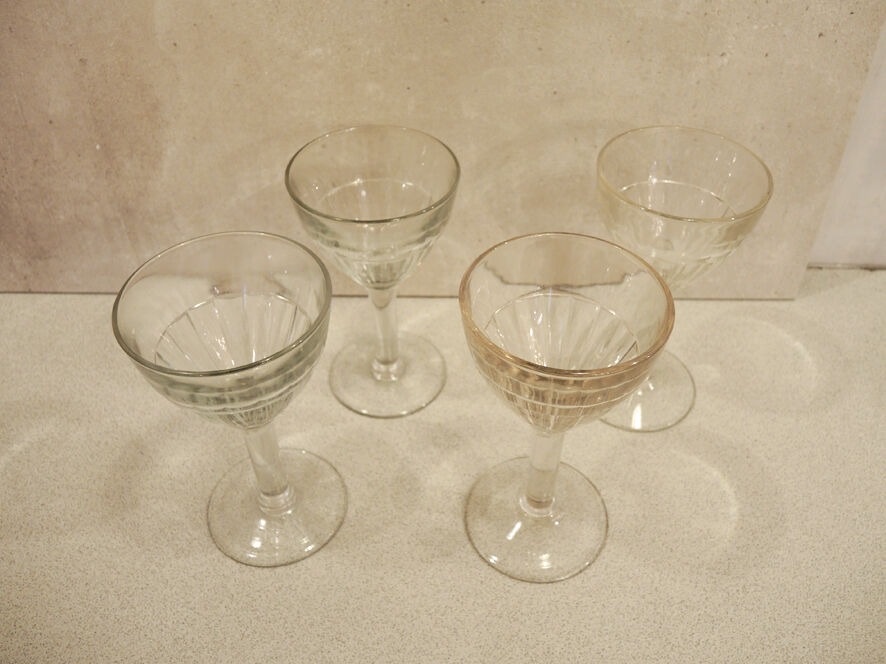 4 Transparent wine glasses
