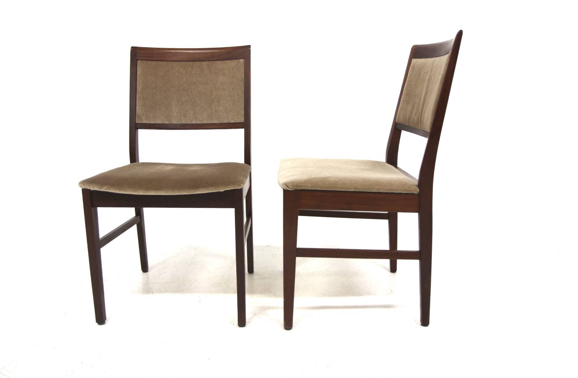 Set of 2 Scandinavian walnut chairs, Sweden, 1970.