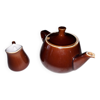 Teapot and milk jug set