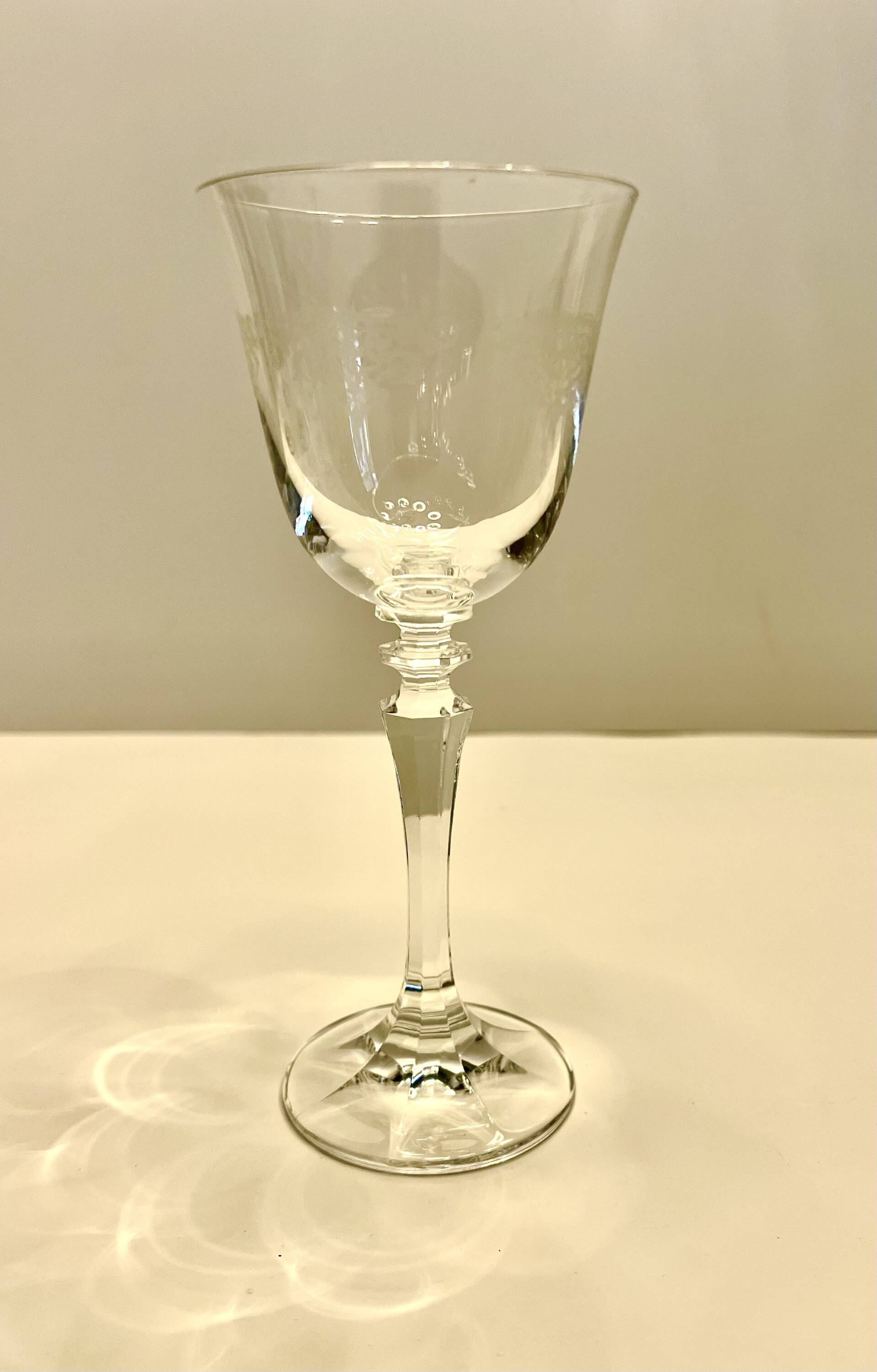 Lot de 11 anciens verres à eau en cristal gravé – Jambe facettée –