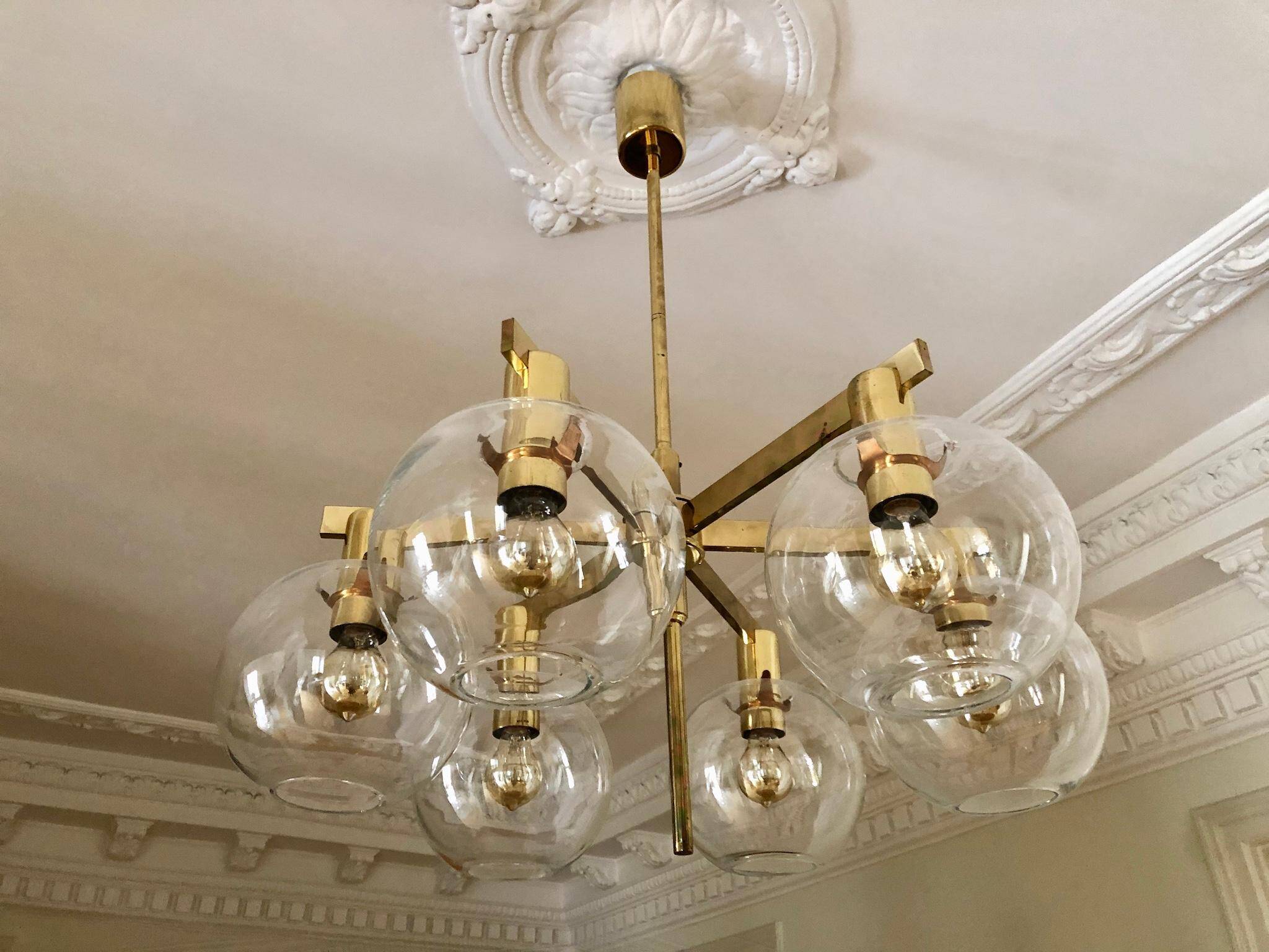 Lustre "Pastoral" en laiton avec six globes Hans-Agne Jakobsson