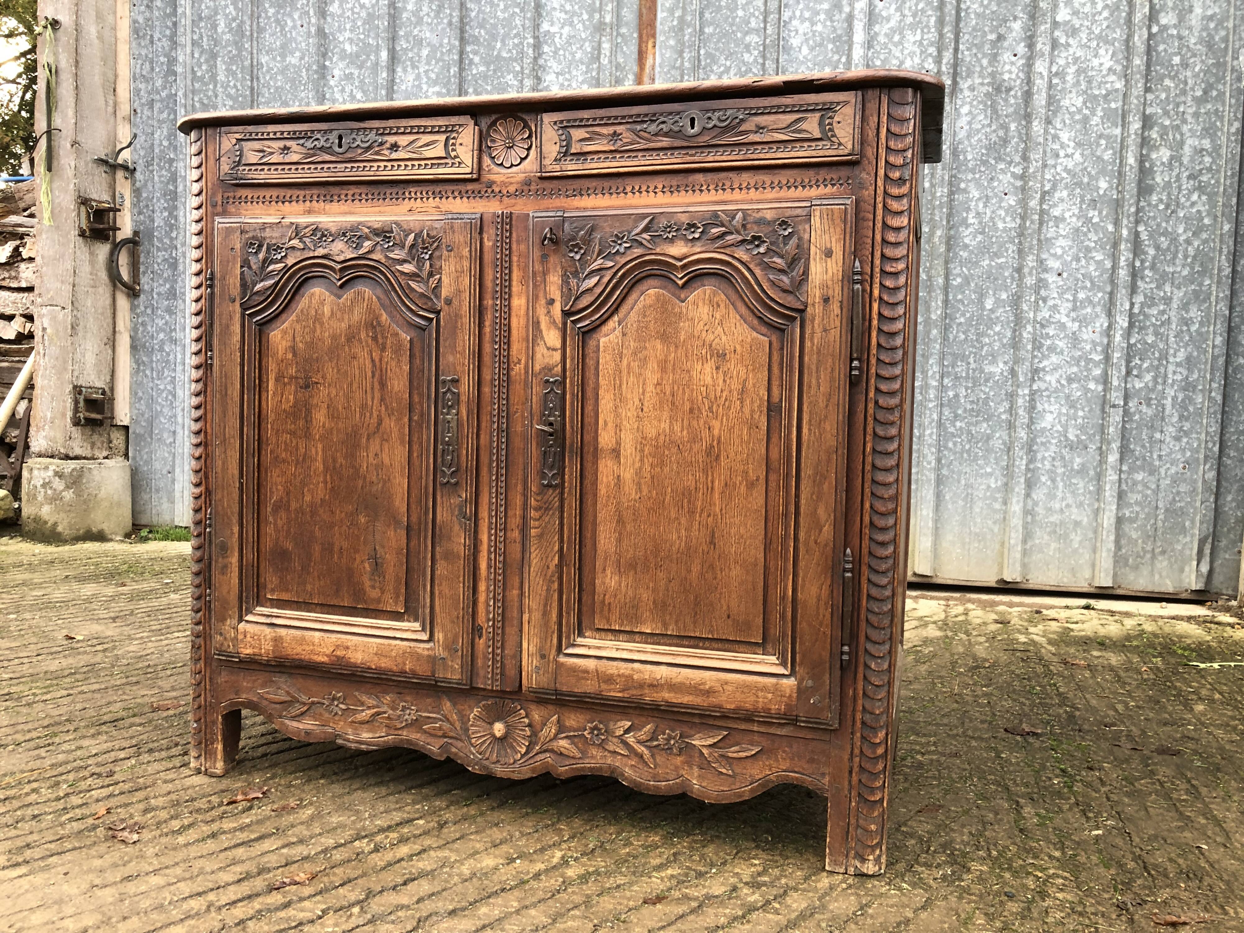 Buffet Louis XV ancien en chêne massif à 2 tiroirs et 2 portes